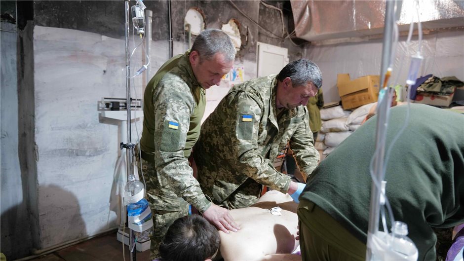 Dmytro überprüft die Behandlung eines Verwundeten im Stabilisierungspunkt.