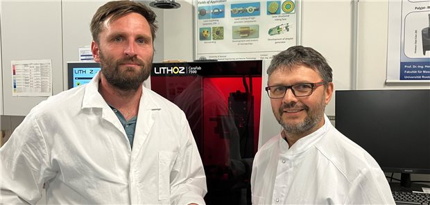 Bioaktiver Knochenersatz aus dem 3D-Drucker Doktorand Christian Polley (links) und Professor Hermann Seitz (rechts) vor ihrem 3D-Drucker.