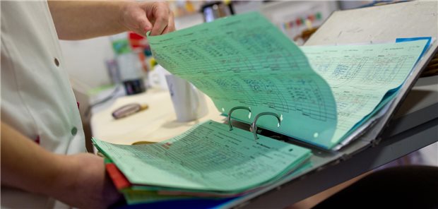 Dokumentation allerorten: CDU/CSU drängen die Ampelkoalition, den angekündigten Bürokratieabbau in Krankenhäusern und Praxen anzugehen.
