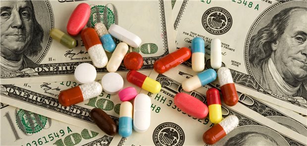 Dollarscheine und Medikamente.