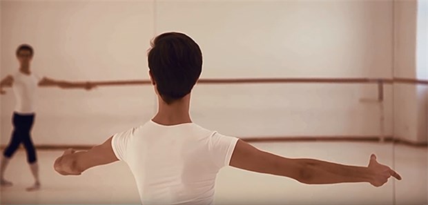 Tanzen gegen Tics Dominik ist Ballett-Tänzer aus Leidenschaft.