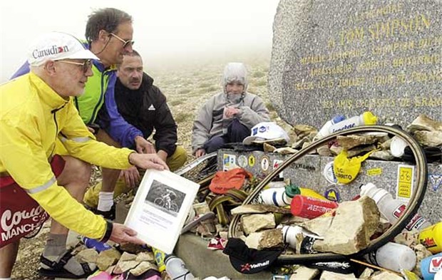 Die großen Doping-Skandale bei der Tour de France - unvergessen? Dopingopfer: Ein Gedenkstein auf dem französischen Berg Mont Ventoux erinnertn an den britischen Radprofi Tom Simpson, der hier 1967 starb.