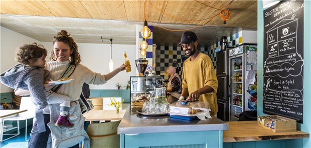 Wie Gesundheitsversorgung und Sozialarbeit im Kiez funktioniert Doppelrolle: Im Café Praxis ist João Lukoki auch aktiv, im Hintergrund seine Kollegin Fatma Adigüzel.