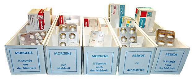 Praktische Hilfe zur Arzneieinnahme Dosierkästen als Einnahmehilfe: denn einfache Vorgaben wie "zweimal täglich" reichen oft nicht.