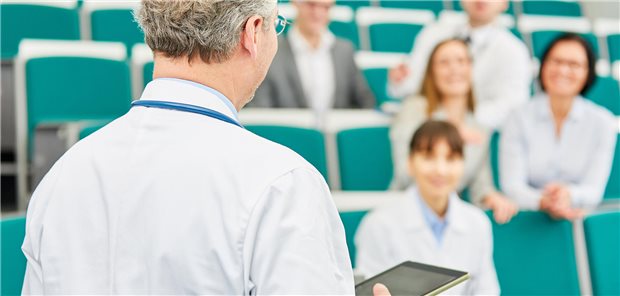 Dozent mit Tablet-Computer
