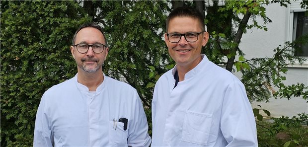 Dr. Alexander Frohmajer ist neuer Chefarzt im bayerischen Kelheim Dr. Alexander Frohmajer (rechts) ist neuer Chefarzt der Abteilung für Anästhesie und Intensivmedizin am Caritas-Krankenhaus St. Lukas. Der 50-Jährige folgt auf Dr. Helmut W. Meyringer vom Caritas-Krankenhaus St. Josef in Regensburg (links).