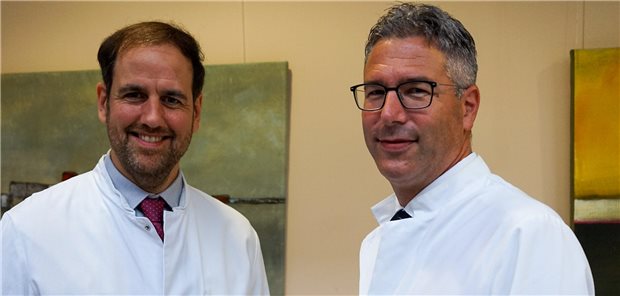 Dr. Alexander Raddatz wird neuer Chefarzt an SHG-Kliniken Völklingen Dr. Alexander Raddatz (rechts) übernimmt Chefarztposten von Dr. Folkert Steinhagen.