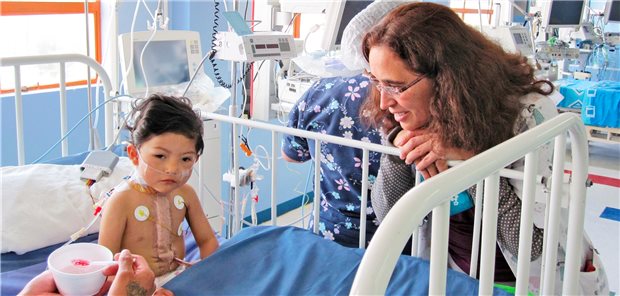 Kinderkardiologie auf 4000 Metern Höhe Dr. Alexandra Heath-Freudenthal mit einem frisch operierten Kind im staatlichen Kinderkrankenhaus in La Paz. Herzverein e.V.