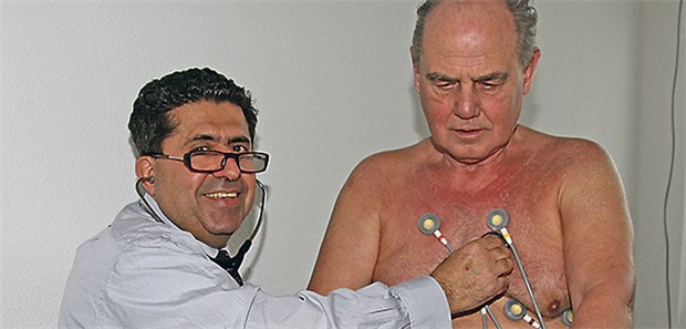 "Nicht warten, bis mehr passiert" Dr. Amin Ballouz, Landarzt in der Uckermark, untersucht einen Patienten in seiner Arztpraxis. Nach zwei Anschlägen fühlt er sich verunsichert.