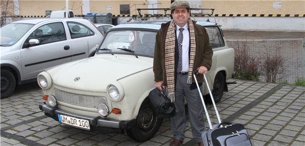 Dr. Ballouz im Knöllchenkrieg wegen Coronatests Dr. Amin Ballouz vor seinem Trabbi. Den Kofferraum hat er in den vergangenen Monaten für Coronatests genutzt. Auf seine Knöllchenbilanz hat sich das stark ausgewirkt.