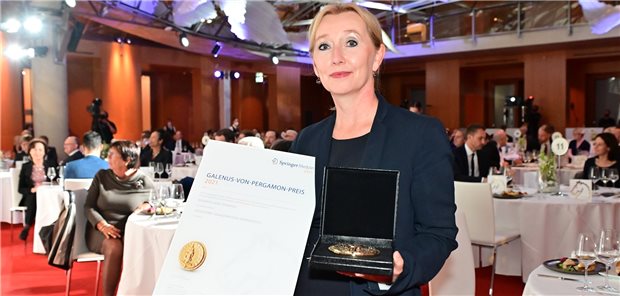Dr Andrea Hofmaier, Geschäftsführerin bei Novartis Gene Therapies, hält die Galenus-Medaille in ihren Händen.