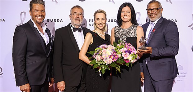 Maar an Ärzte: "Für Darmkrebs gibt es kein zu jung" Dr. Andreas Crusius, Stefanie Stoff-Ahnis, Daniela Teichert, Jimmy Hartwig mit Laudator Hardy Krueger Jr., Preistraeger FBA Engagement des Jahres