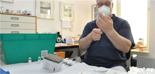 Corona-Impfmarathon über Pfingsten am Nordostsee-Kanal Dr. Andreas Füger zieht Spritzen für den Großeinsatz auf. Bis Pfingstmontag wollen er und seine Kollegen 1700 Menschen geimpft haben.