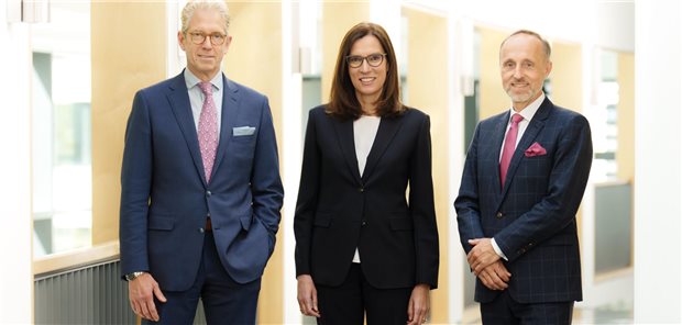 Rechtswidrige Subventionen? KBV könnte Klinikreform in Brüssel prüfen lassen Dr. Andreas Gassen, Dr. Sibylle Steiner und Dr. Stephan Hofmeister (v.l.n.r.): Die drei Vorstandsmitglieder der KBV denken über rechtliche Schritte gegen die Krankenhausreform nach und stützen sich dabei auf ein Gutachten. (Archivbild)