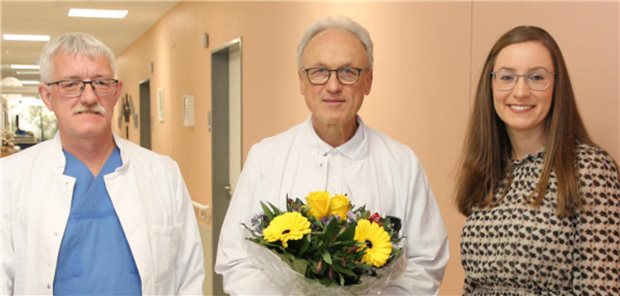 Neuer Chefarzt der Klinik für Pneumologie im Lausitzer Seenland Klinikum Dr. Andreas Müller (mitte) mit dem Medizinischen Direktor Dr. Olaf Altmann und der Geschäftsführerin Juliane Kirfe.