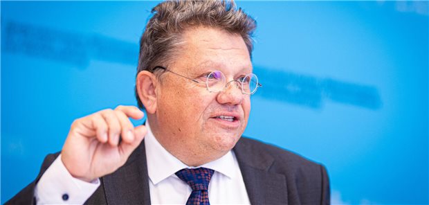 Niedersachens Gesundheitsminister Andreas Philippi spricht und gestikuliert.