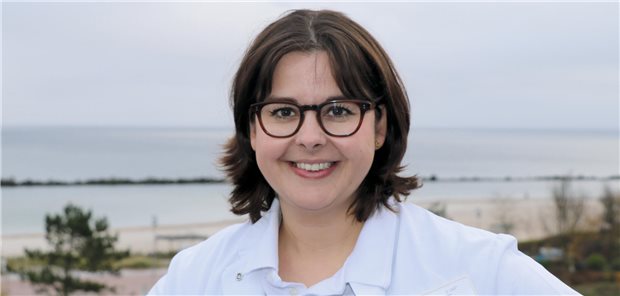 Ostseeklinik Damp: Dr. Anika Anker folgt auf Dr. Joachim Georgi Dr. Anika Anker wirkt ab Januar 2025 neue Chefärztin der Inneren Medizin Medizin/Rheumatologie an der Ostseeklinik Damp.