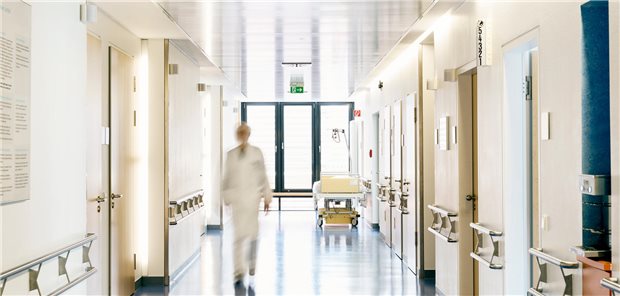 Dr. Anne-Marthe Rustad Indregard und Mitarbeitende resümieren, dass sich die Nichtunterlegenheit des offenen Ansatzes klar nachweisen ließ, da die Häufigkeit von getroffenen Zwangsmaßnahmen nicht mehr als 15 Prozent über der Häufigkeit in den geschlossenen Stationen lag.