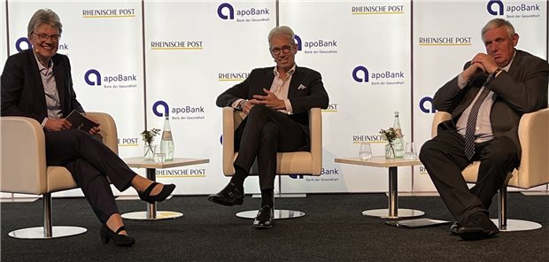 NRW-Gesundheitsminister Laumann sieht telefonische AU kritisch Dr. Antje Höning von der „Rheinischen Post“ im Gespräch mit KBV-Chef Dr. Andreas Gassen und NRW-Gesundheitsminister Karl-Josef Laumann (v.l.n.r.).