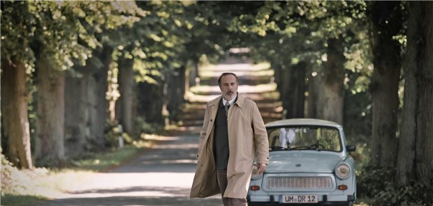 Neue Serie um Chefarzt Ballouz: Vergnüglich und nicht ganz platt Filmfigur Dr. Armin Ballouz arbeitet als Chefarzt in der Uckermark-Klinik und fährt ganz unstandesgemäß einen Trabant.