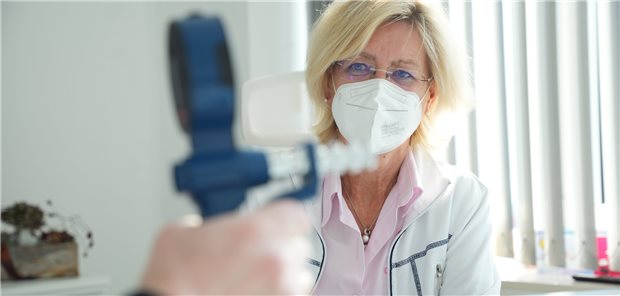 Long-COVID-Zentrum: Wartezeiten von bis zu einem Jahr Dr. Astrid Weber, Leiterin der fachübergreifenden Long-COVID-Ambulanz in Koblenz, beobachtet einen Patienten, der ein Messgerät für die Handkraft hält.
