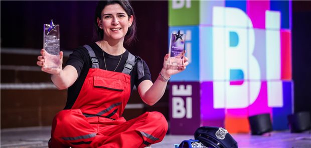 Tumorbiologin Ahadova siegt beim diesjährigen Wissenschaftswettbewerb FameLab Dr. Aysel Ahadova, Tumorbiologin an der Medizinischen Fakultät Heidelberg und dem Deutschen Krebsforschungszentrum, nach ihrem Sieg im FameLab-Deutschlandfinale.
