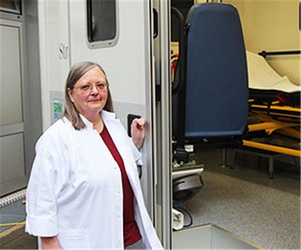 Bei Obdachlosen auf Hausbesuch Dr. Barbara Peters-Steinwachs vor dem Eingang ihrer rollenden Hausarztpraxis.