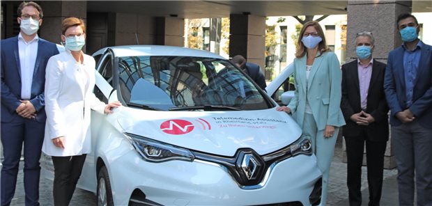 24 Hausarztpraxen in Rheinland-Pfalz legen los mit „Telemedizin-Assistenz“ Dr. Barbara Römer (links) und Ministerin Sabine Bätzing-Lichtenthäler präsentieren nebst weiteren Projektpartnern eines der E-Autos, mit denen die TMA auf Hausbesuch fahren können.