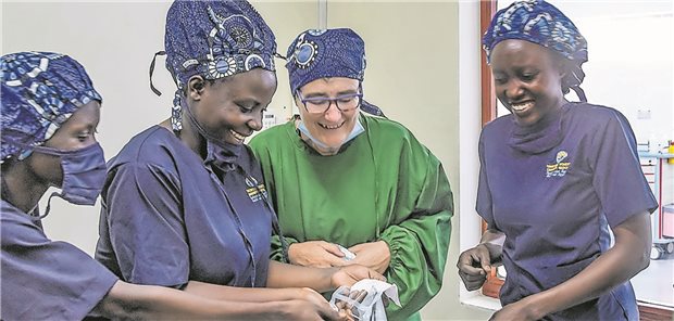 Dr. Barbara Teltschik im Training von Mitarbeiterinnen des Women’s Community Hospital in Soroti im Osten Ugandas.