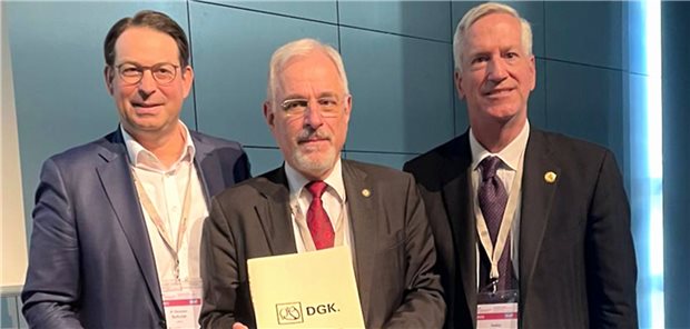ACC-Goldmedaille für Dr. Benny Levenson Dr. Benny Levenson mit Professor Paul Christian Schulz (links), Sprecher der deutschen Sektion ACC, und Professor Hadley Wilson, Präsident des ACC (rechts).
