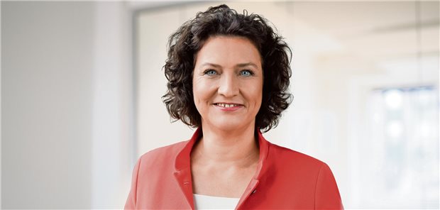 „Wir brauchen niedrigschwellige Primärversorgung“ Dr. Carola Reimann ist seit Januar 2022 Vorstandsvorsitzende des AOK-Bundesverbandes. Von 2017 bis 2021 war sie Niedersächsische Ministerin für Soziales, Gesundheit und Gleichstellung.