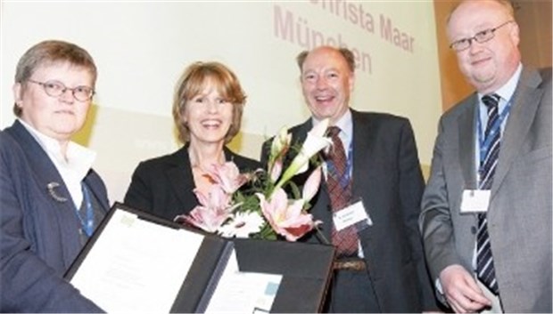 Verdienste um Krebsvorsorge Dr. Christa Maar (2. v. li.) erhält die Ehrenmitgliedschaft im bng von Dr. Marie-Luise Hermans (v. li.), Dr. Willibold Schiffelholz und Dr. Elmar Zehnter.