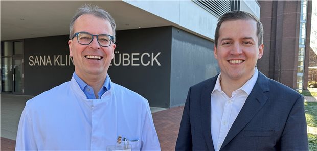 Dr. Christian Frank (rechts), Geschäftsführer der Sana Kliniken Lübeck, begrüßt den neuen Chefarzt Dr. Marcus Wiedner.