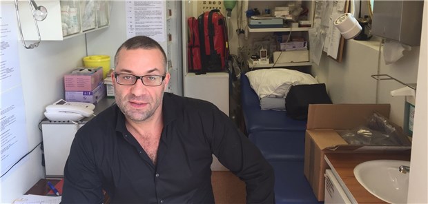 Dr. Christian Ottomann an Bord seine maritimen Praxis (Archivbild). Nun will er über die von ihm betriebene Schiffsarztbörse ein Forschungsschiff kaufen.