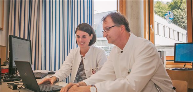 Neurologen bieten Palliativ-Teams digitale Unterstützung am Krankenbett Dr. Christiane Weck und Professor Stefan Lorenzl vom Klinikum Agatharied unterstützen SAPV-Teams virtuell. (Archivbild).