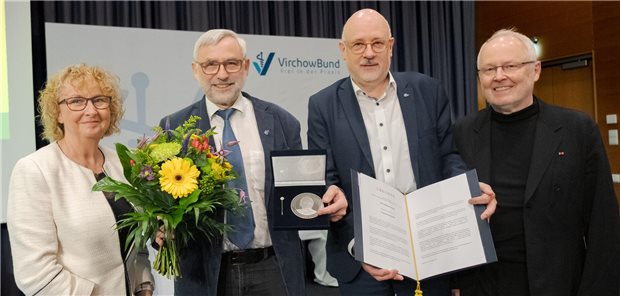 Dr. Christiane Wessel, Matthias Seusing, Dr. Dirk Heinrich, Dr. Veit Wambach (von links) bei der Auszeichnung.