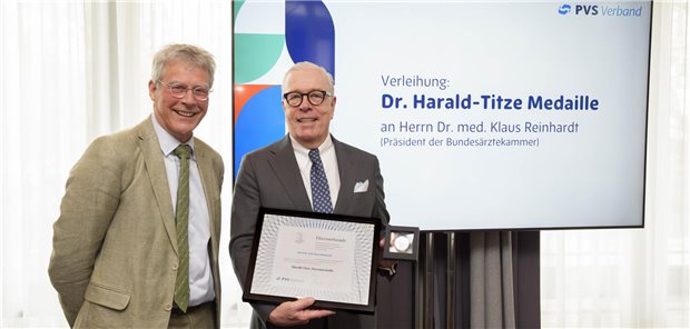 Dr. Christof Mittmann überreicht Dr. Klaus Reinhardt die Harald-Titze-Medaille 