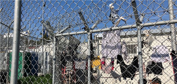 Hilfe für Lesbos „nur in kleinen Schritten“ Dr. Christoph Zenses versorgt Patienten auf Lesbos. Bei manchen von ihnen, sagt er, sei Hilfe nur in kleinen Schritten möglich.Â