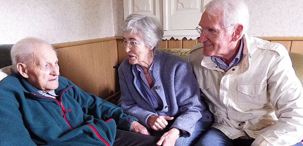 Neustart mit 76 Jahren Dr. Cordula und Dr. Werner Joraschky beim gemeinsamen Hausbesuch des 100-jährigen Georg Wibbelt (l.).