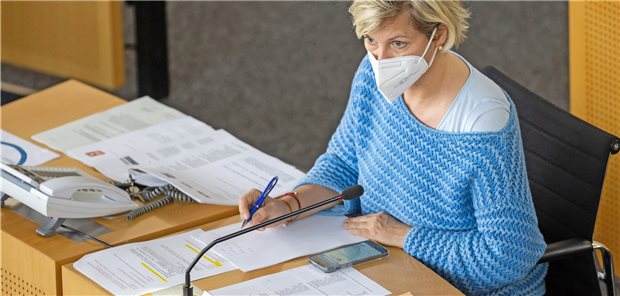 Dr. Cornelia Klisch: Zwischen Medizin und Landespolitik Dr. Cornelia Klisch bei der Arbeit im Gesundheits- und Sozialausschuss des Landtages, dessen Vorsitzende sie ist.