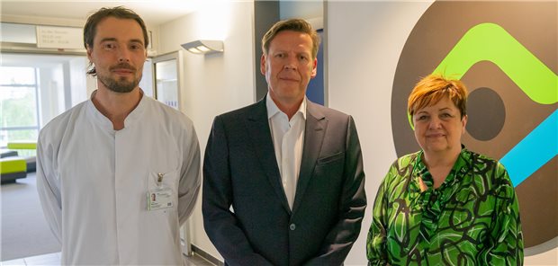 Dr. Cornelia Schmidt, Ärztliche Direktorin des Hauses und Dr. Stefan Kliesch vom Institut für Radiologie und Neuroradiologie heißen PD Dr. Gero Wieners (Mitte) herzlich willkommen im CTK.