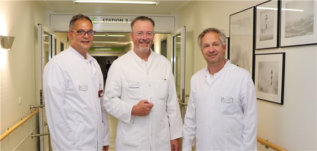 Dr. David Marghawal (rechts) ist am Krankenhaus Reinbek seit kurzem Chefarzt gemeinsam mit Dr. Claus Brunken (Mitte). Neuer leitender Oberarzt Michael Linbecker (links).