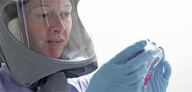 Forscher kommen Mers-Impfstoff näher Dr. Doreen Muth im Schutzanzug begutachtet eine Zellkultur von Mers-Coronaviren.