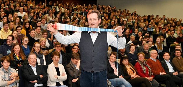Eckart von Hirschhausen soll Lehre in Marburg lebendiger machen Dr. Eckart von Hirschhausen bei einer früheren Gastvorlesung im Audimax der Marburger Philipps-Universität.