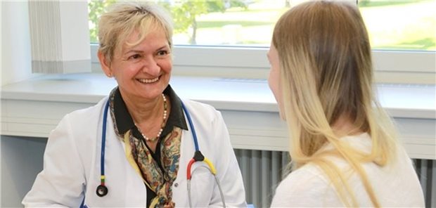 Wendepunkte im Leben von chronisch kranken Kindern setzen! Dr. Edith Waldeck mit einer Patientin: In der Rehabilitation kommt es auf Weitblick an.