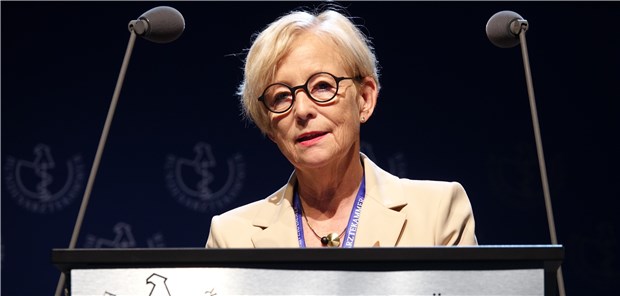 Ellen Lundershausen als Kammerpräsidentin bestätigt Dr. Ellen Lundershausen nach ihrer Wahl zur BÄK-Vizepäsidentin. © Illian