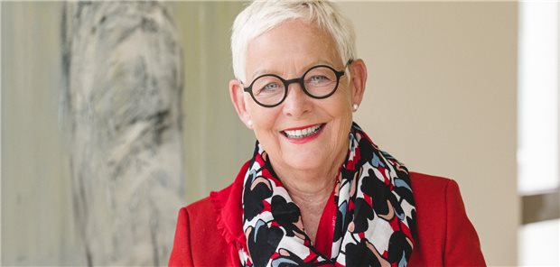 Lundershausen – taffe und begeisterte Verfechterin der Freiberuflichkeit Dr. Ellen Lundershausen, lächend, mit schwarzer Brille, rotem Lippenstift, Jacke und Tuch