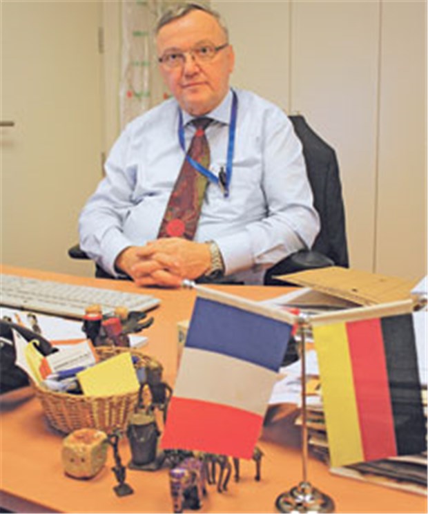 Hier treffen sich deutsche Patienten Dr. Enno Winkler ist seit 30 Jahren für das Auswärtige Amt als Botschaftsarztunterwegs. China ist seine letzte Station vor dem Ruhestand.