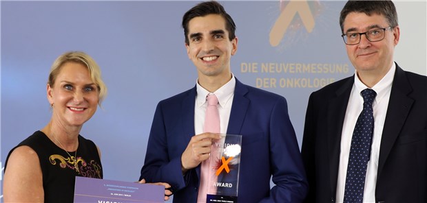 Mikrobiom-Forscher erhält Vision-Zero-Award Dr. Erik Thiele Orberg (Mitte) nimmt den Vision-Zero-Award von Professorin Diana Lüftner und Professor Michael Baumann entgegen.