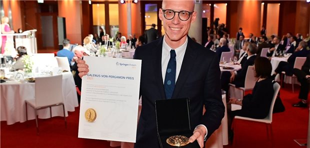 Erfolg mit dem „Pflaster“ fürs verletzte Myokard Dr. Florian Weinberger vom Universitätsklinikum Hamburg, Institut für experimentelle Pharmakologie und Toxikologie, erhält den Galenus-Preis in der Kategorie „Grundlagenforschung“.